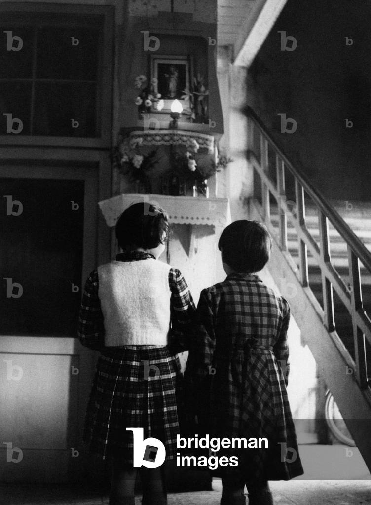 Refugee Istrian women praying