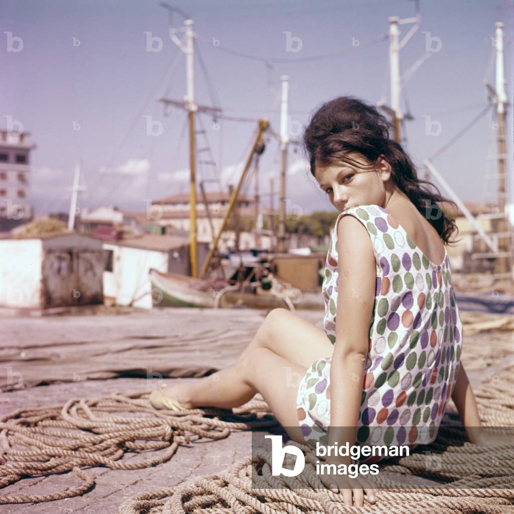 Stefania Sandrelli sitting on some ropes, Italy, 1960 (photo)