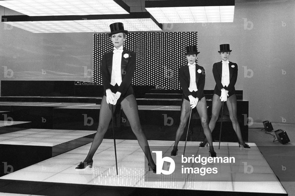 Alice and Ellen Kessler, twin sisters and german artistic duo, dancing with italian dancer, Carla Fracci in a TV broadcast, Italy, 1970 (b/w photo)