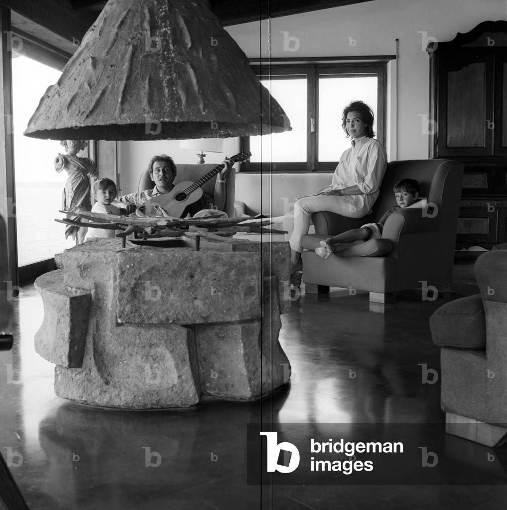 Portrait of the Modugno family with a sculpture