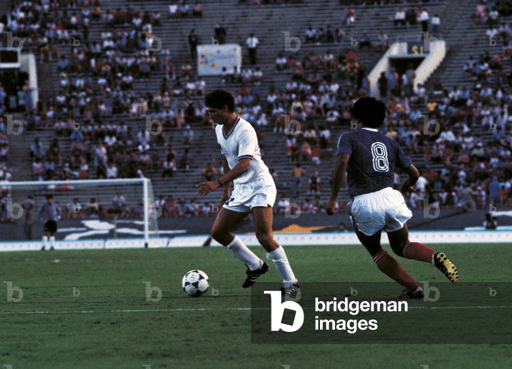 Daniele Massaro with the ball between his feet in the match Italy vs USA at the Los Angeles Olympic Games, 1984 (photo)
