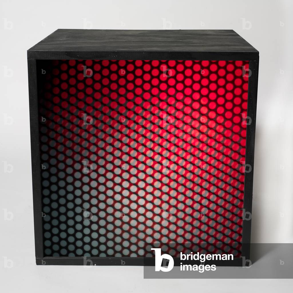 Three Colour Structure (Struttura tricroma), 1964 (four cubic elements in wood and metal, flush screen, rear lighting system with additive color synthesis and four electromechanical motors)