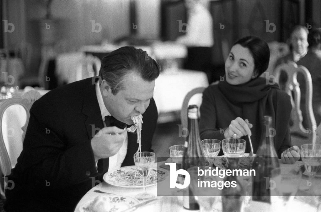 Orson Welles and Paola Mori having lunch at table