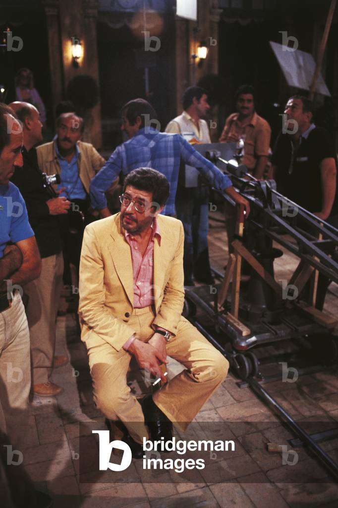 Ettore Scola talking to the crew