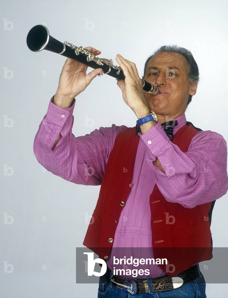 Renzo Arbore playing his clarinet