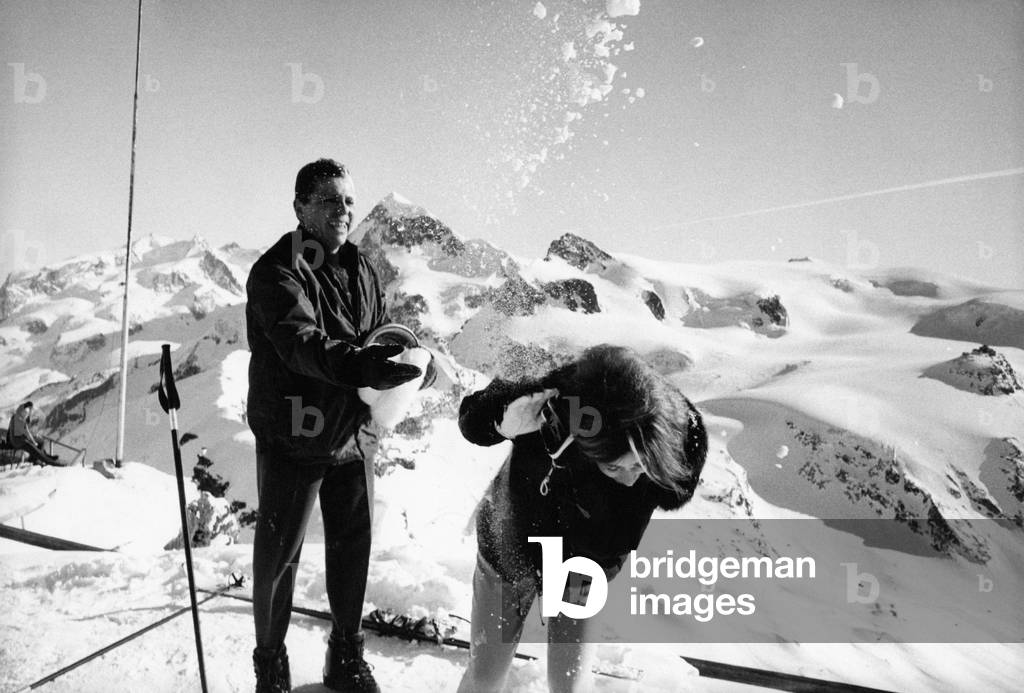 Achille Compagnoni and Liana Calvesi playing snowballs