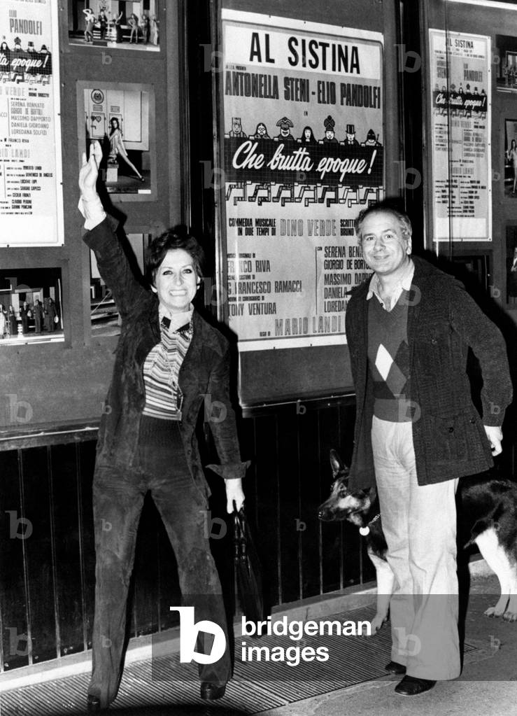 Antonella Steni and Elio Pandolfi in front of the Sistina Theatre in Rome
