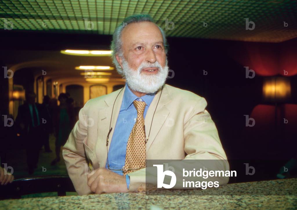 Eugenio Scalfari leaning on the counter, 1990 (photo)