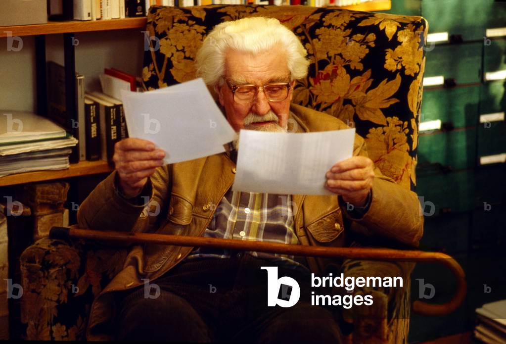 Konrad Lorenz reading at home
