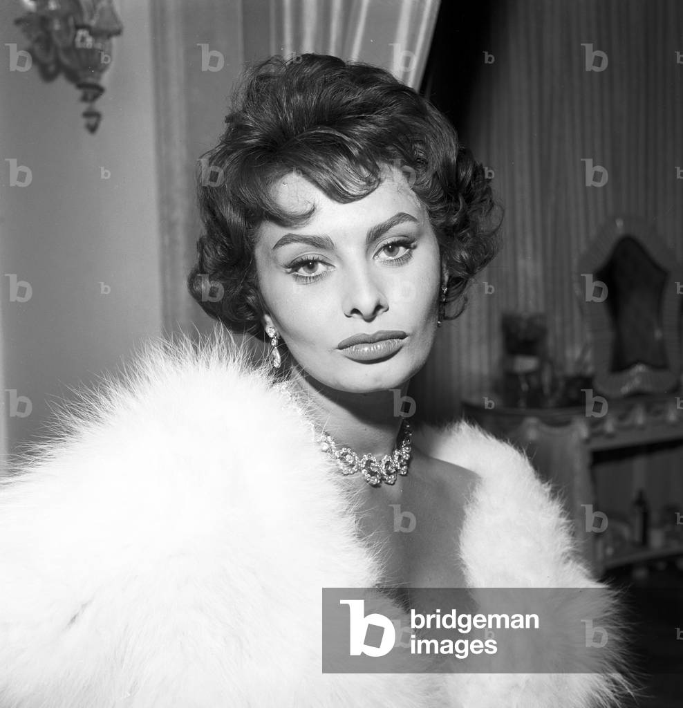 Sophia Loren posing, 1957 (photo)
