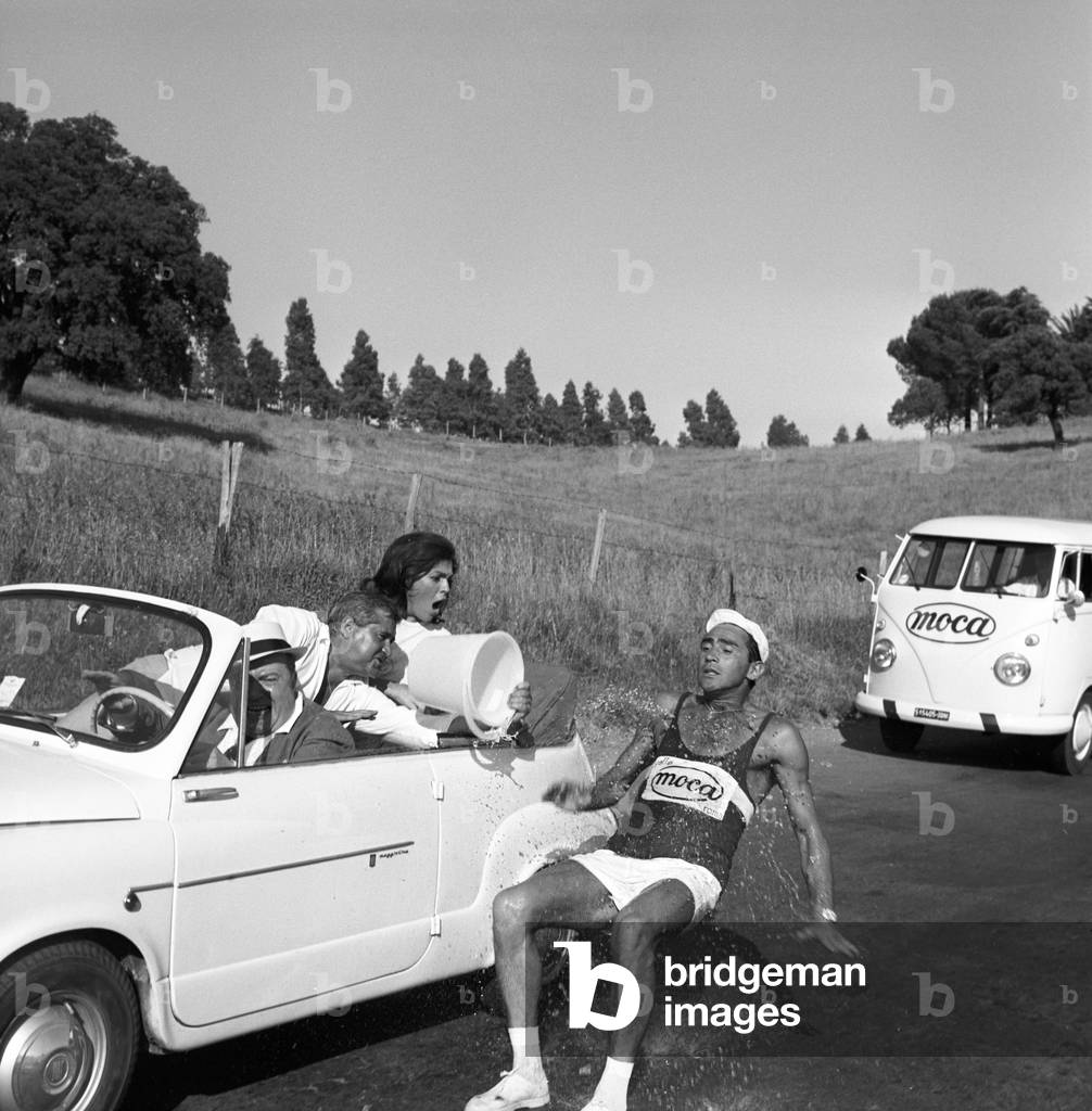 Walter Chiari, Vinicio Sofia and Valeria Fabrizi on the set of the film 'Le motorizzate', Italy, 1963 (b/w photo)