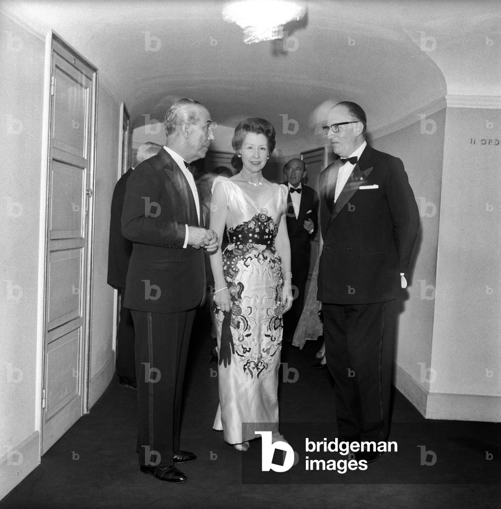 Elegantly dressed spectators of the Teatro alla Scala, 1962 (b/w photo)