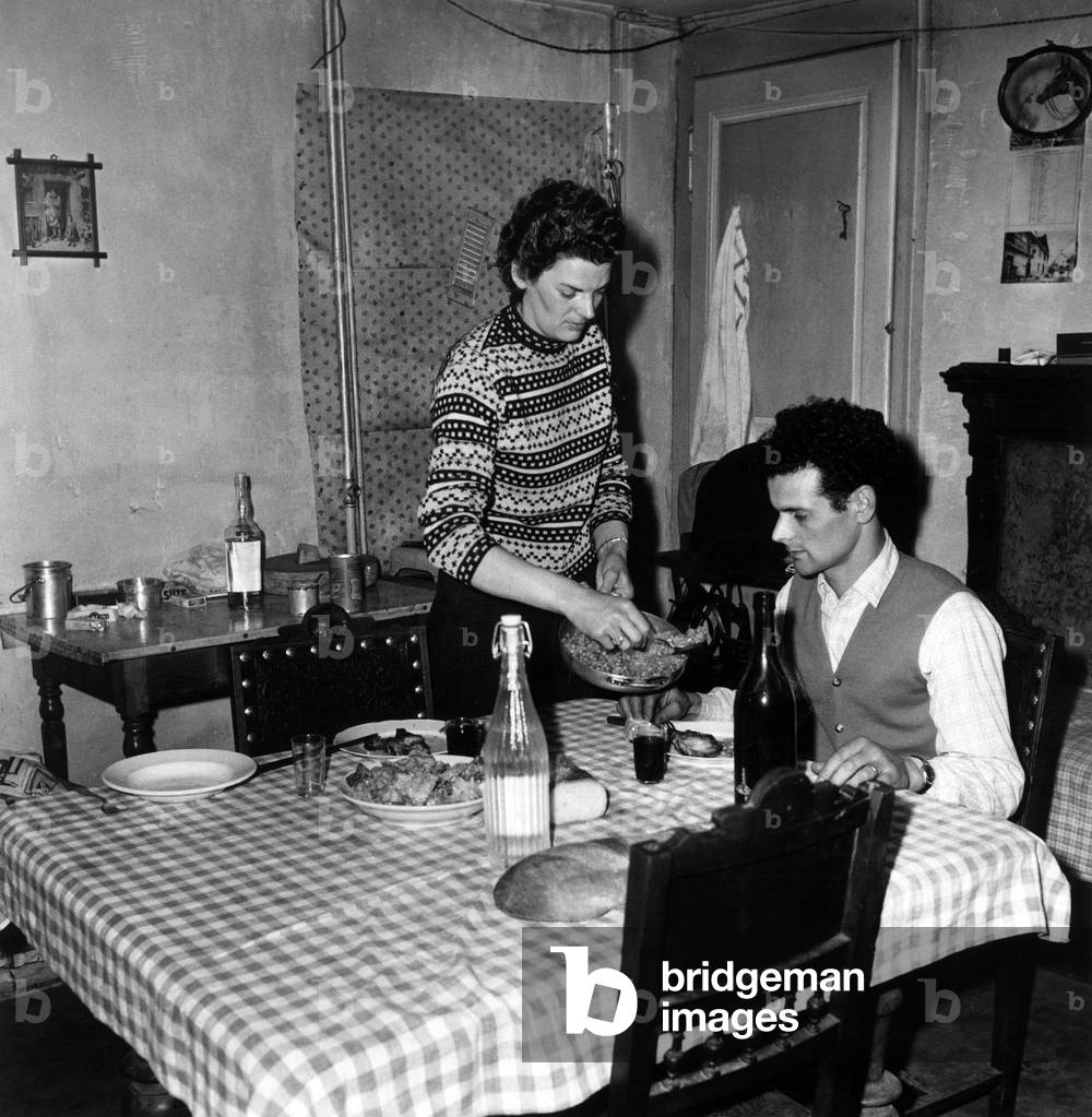A couple of Italian emigrants eating