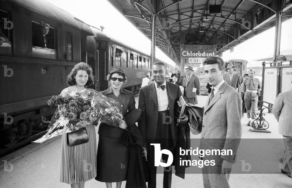 Richard Wright and his wife Ellen Poplar being welcomed at Verona station, Verona, Italy, 1957