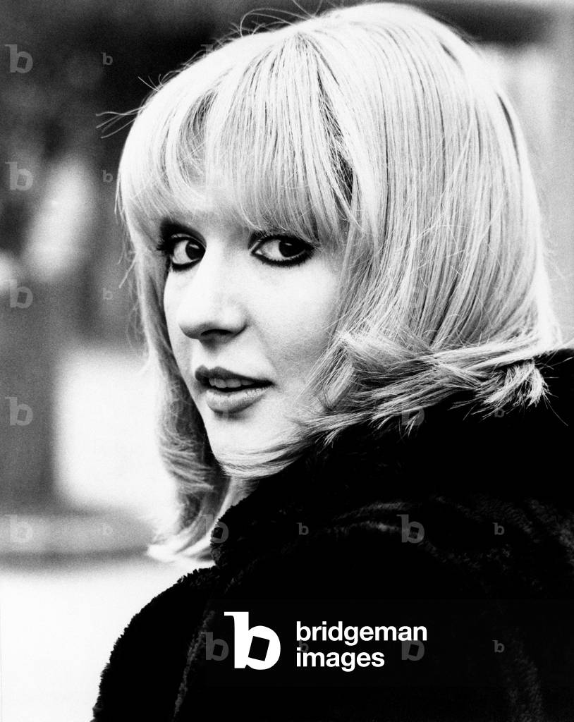 Close-up of Loretta Goggi seen from back with turned head