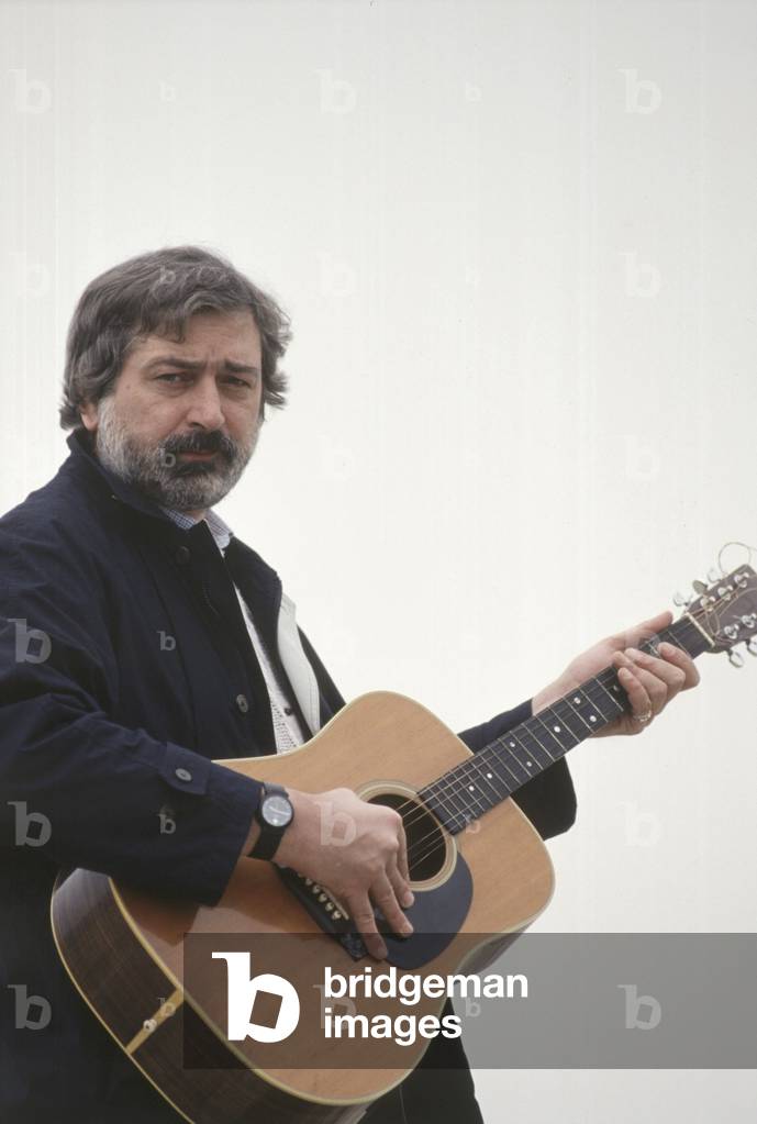Francesco Guccini playing his guitar