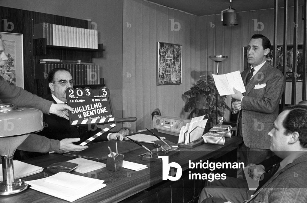 Alberto Sordi and Alessandro Cutolo in the segment Guglielmo il dentone, Unspecified, 1965 (b/w photo)