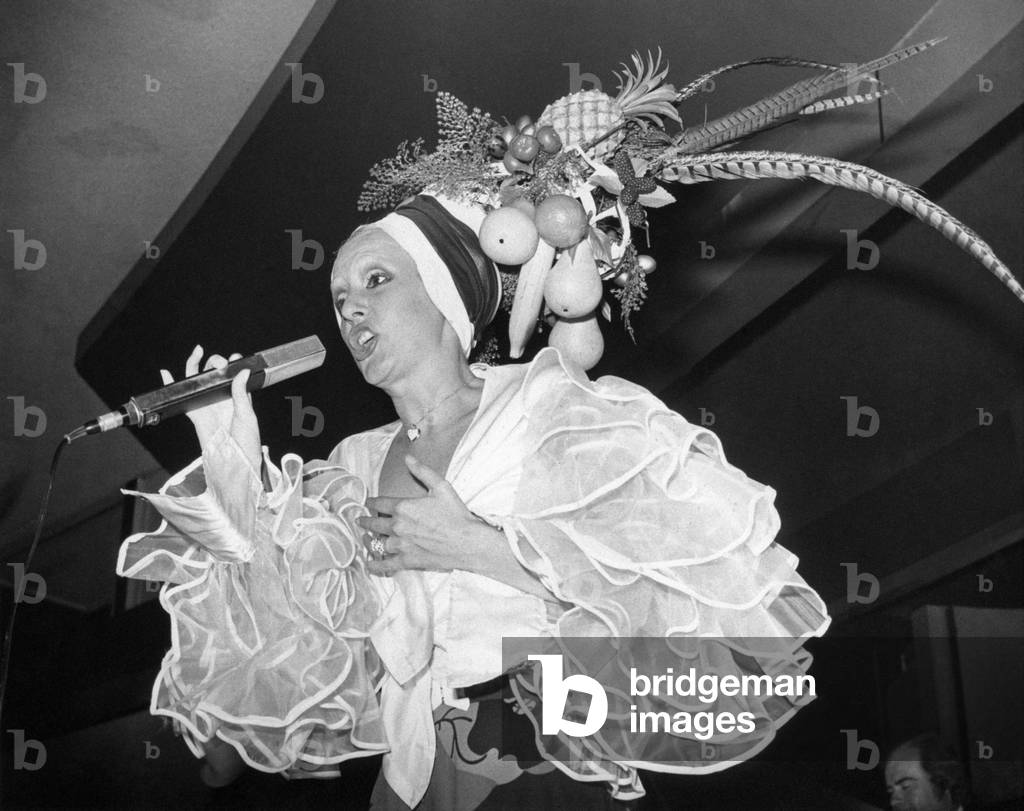 Loretta Goggi imitating Carmen Miranda, Italy