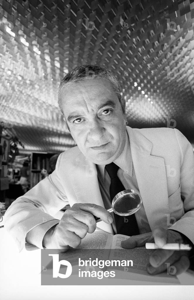 Renato Olivieri posing