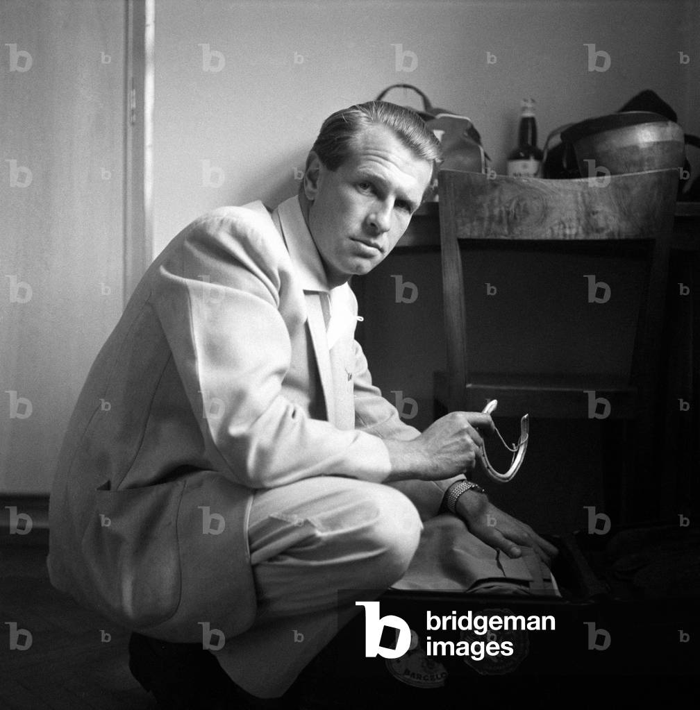 Peter Collins showing a gold horseshoe, Italy