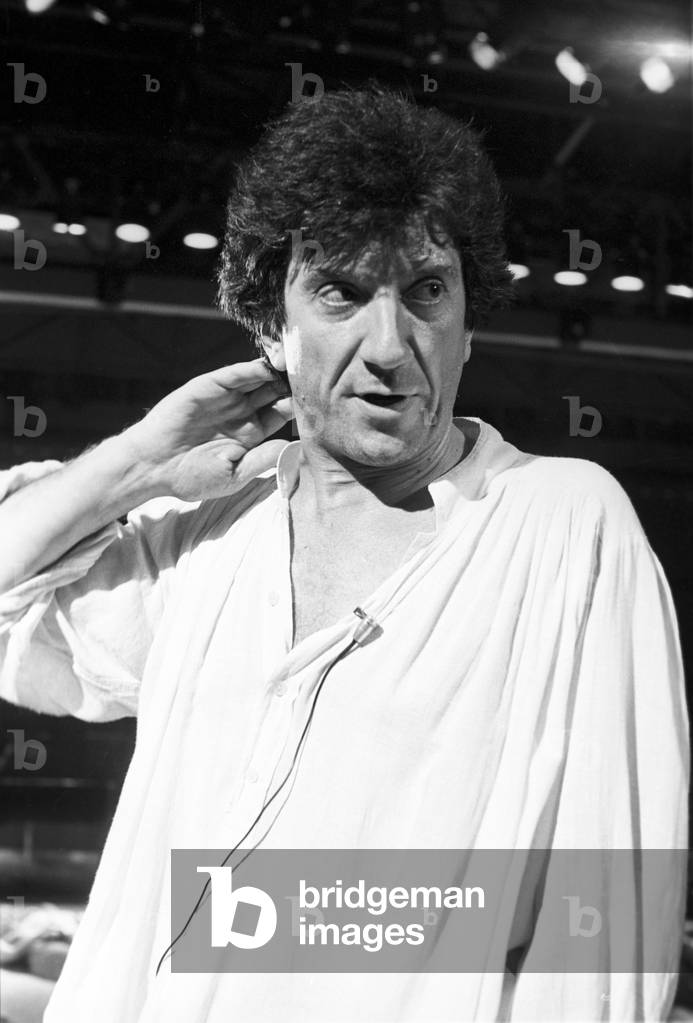 Gigi Proietti in the TV show Gigi e i suoi fratelli, Italy, 1981 (b/w photo)