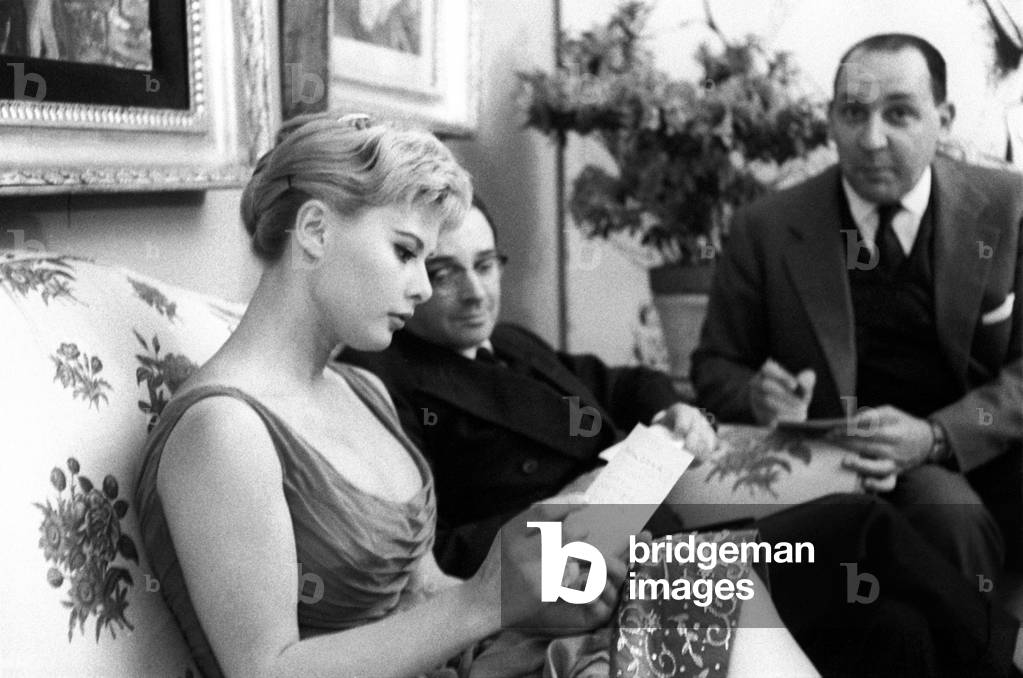 Marisa Allasio, Emilio Servadio and Giorgio Vecchietti seated in a living-room
