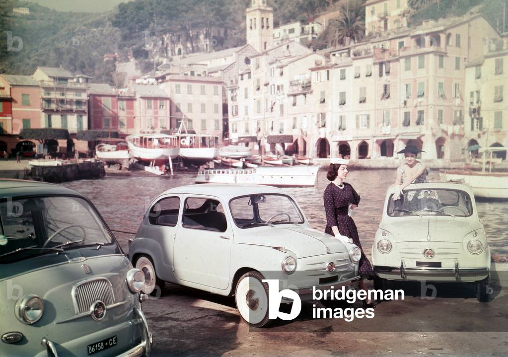Models posing among the new Fiat 500 models