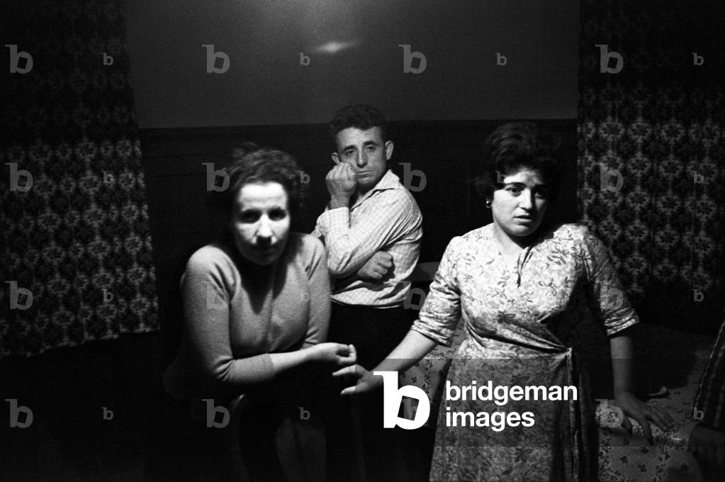 Italian emigrants in a room