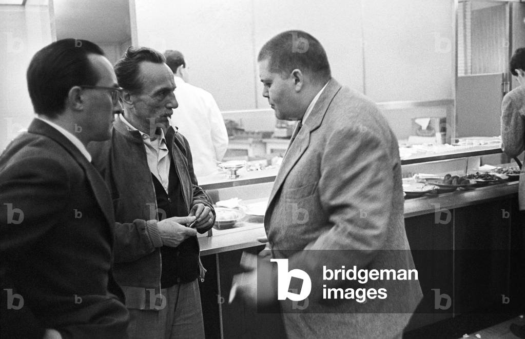 Eduardo De Filippo talking to Tino Buazzelli, Unspecified, 1957 (b/w photo)