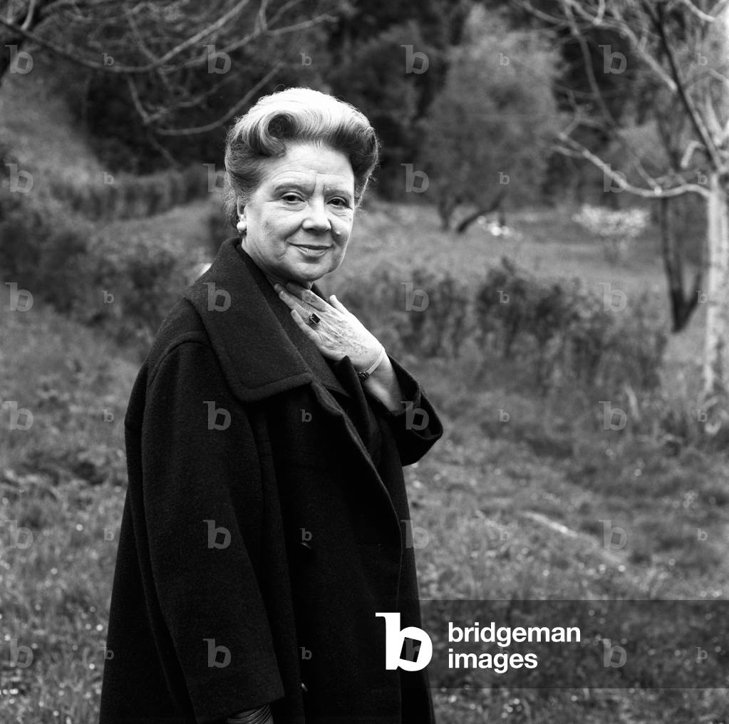Anna Banti in the garden of her house