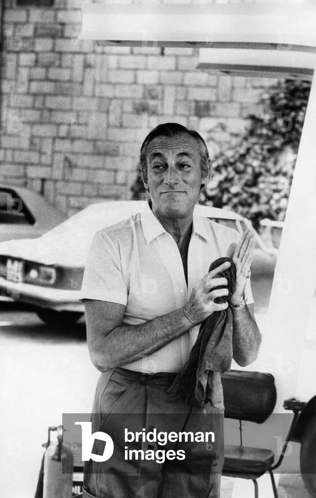 Giulio Marchetti cleaning his hands