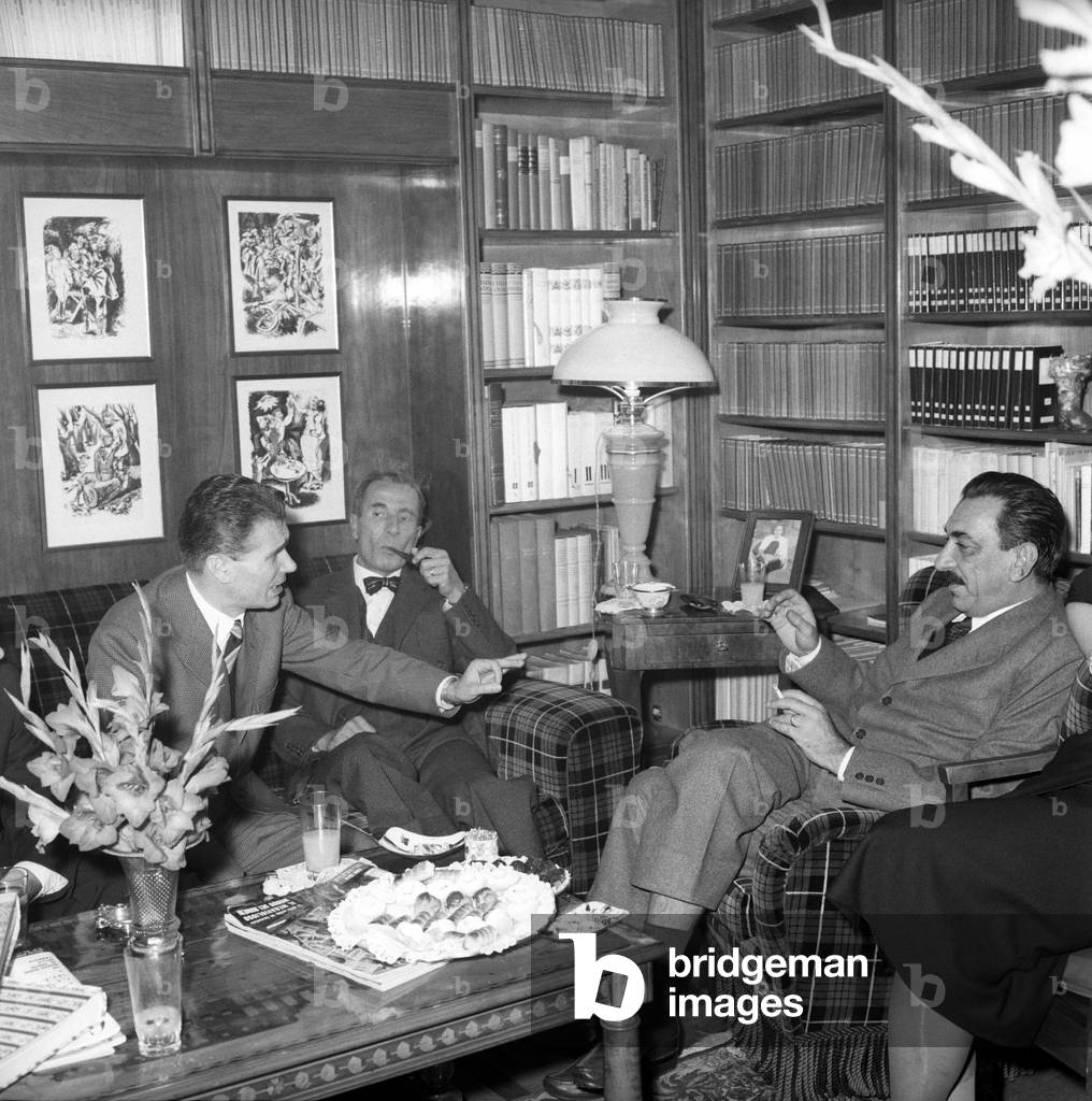 Sergio Tofanelli, Alberto Mondadori and Dino Buzzati seated in a living room