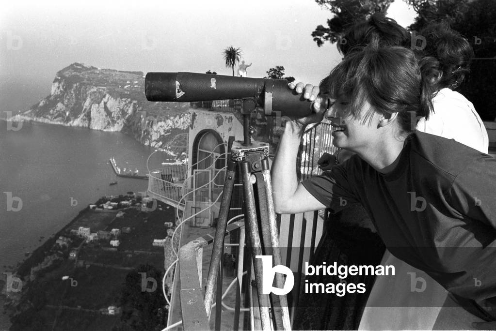 Sophia Loren looking trought a telescope, 1959 (b/w photo)