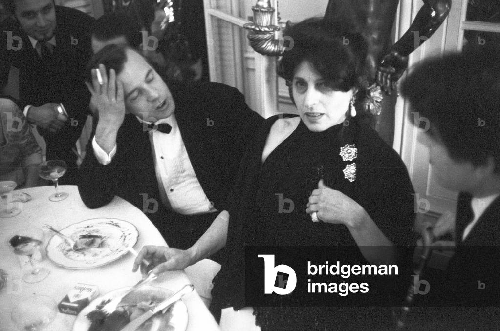 Franco Zeffirelli and Anna Magnani during a dinner, 1973 (b/w photo)
