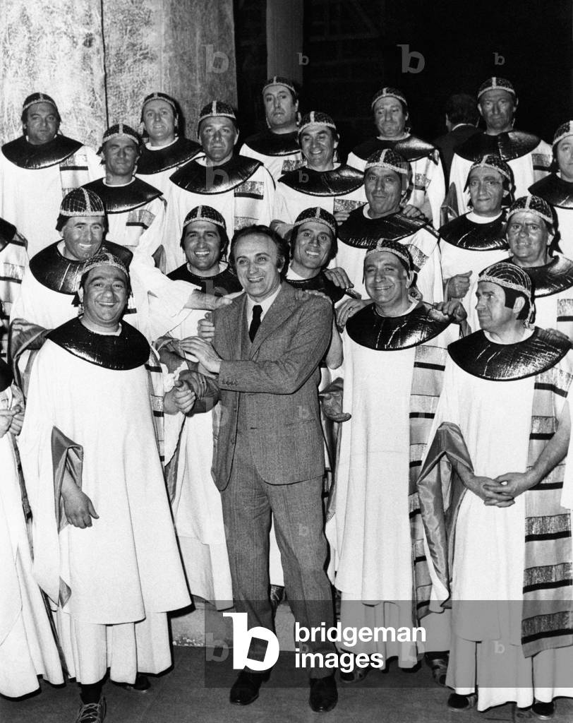 Raoul Grassilli with the chorus of Aida