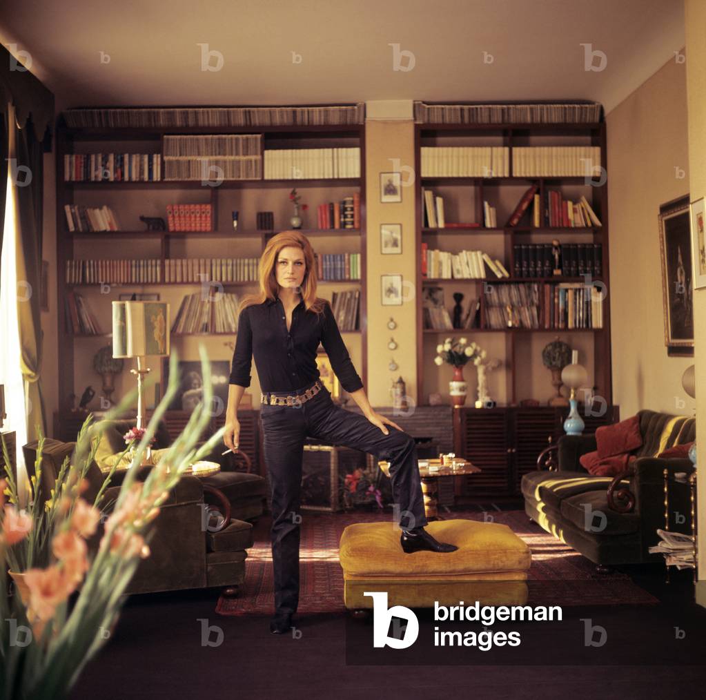 Dalida posing in her house, France, 1970 (photo)