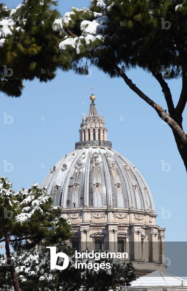 Snow-covered dome of St. Peter's Basilica, Italy, 2018 (photo)