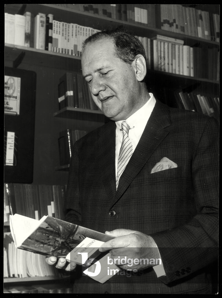Mario Tobino browsing a book
