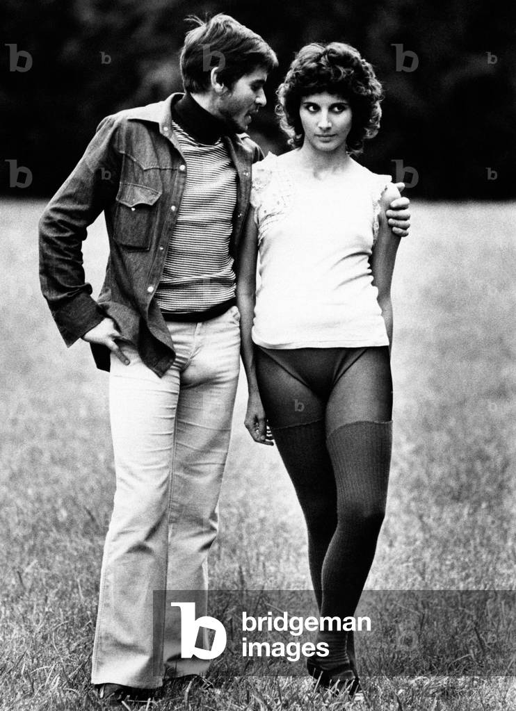 Gianni Morandi hugging Paola Pitagora