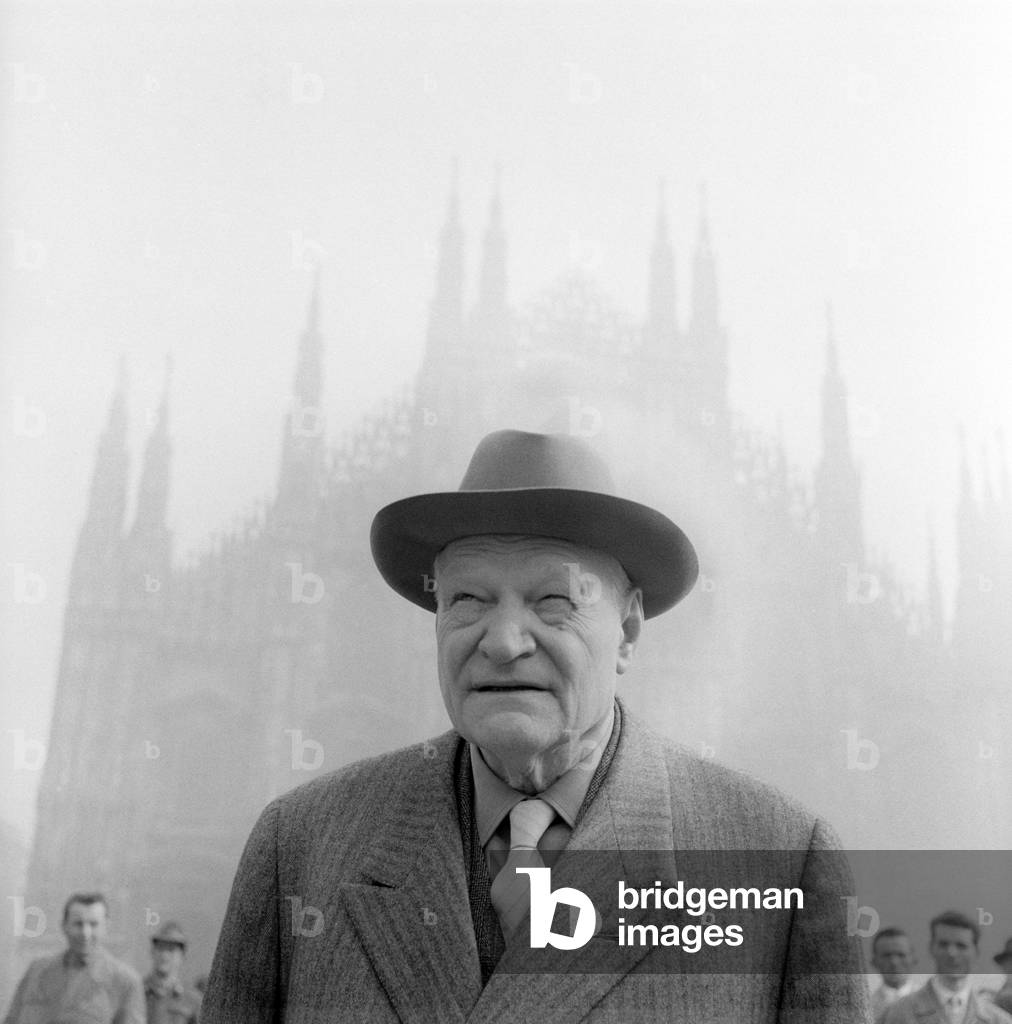 Giuseppe Ungaretti in front of the dome of Milan