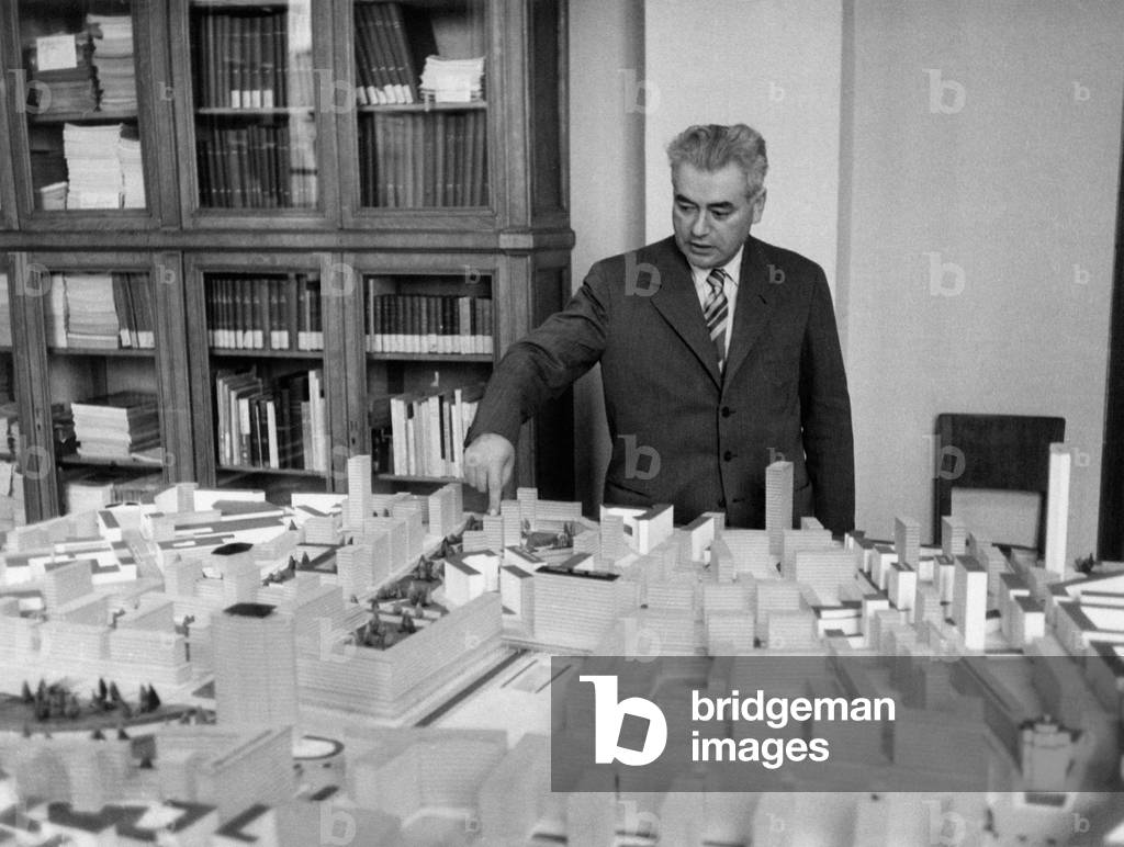 Amos Edallo showing the model of a masterplan