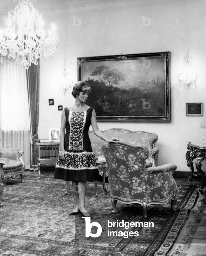 Alida Valli posing
