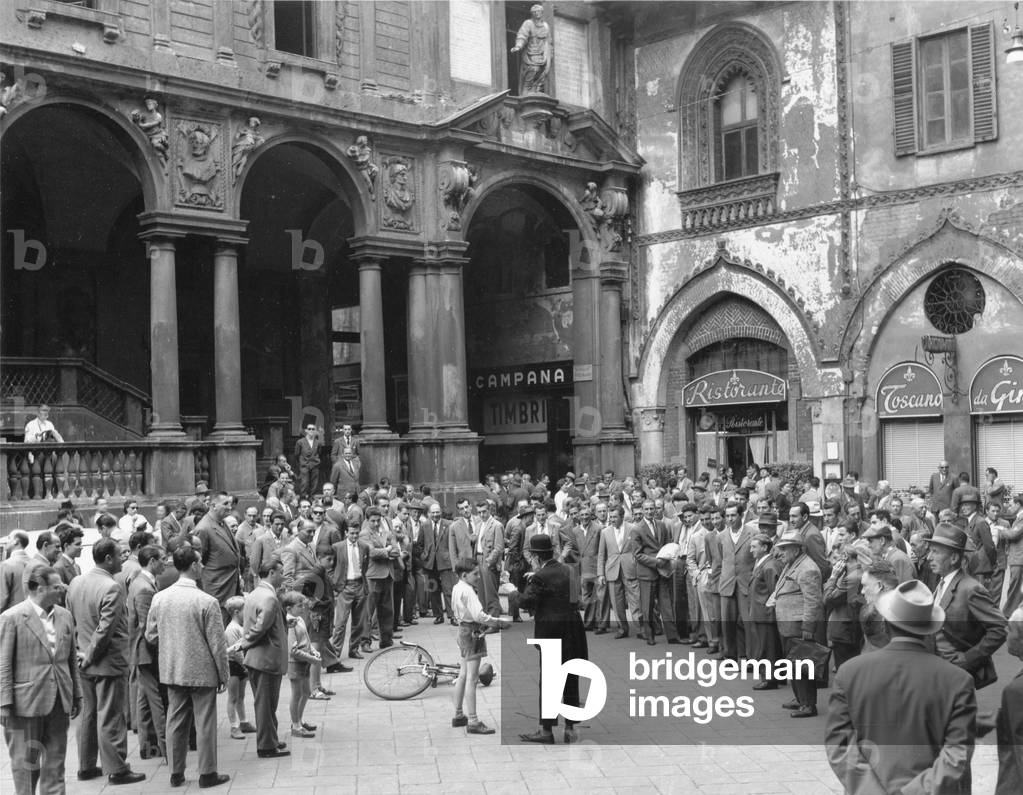 Clown imitating Charlot, Italy, 1950 (b/w photo)