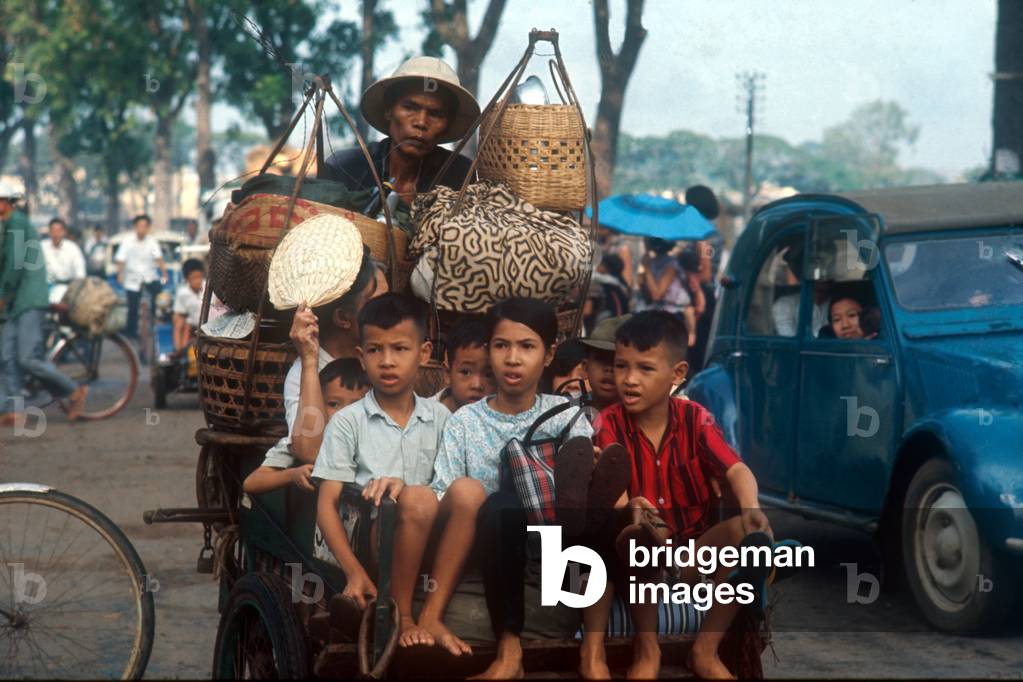 A family fleeing a warring Saigon, 1968 (photo)