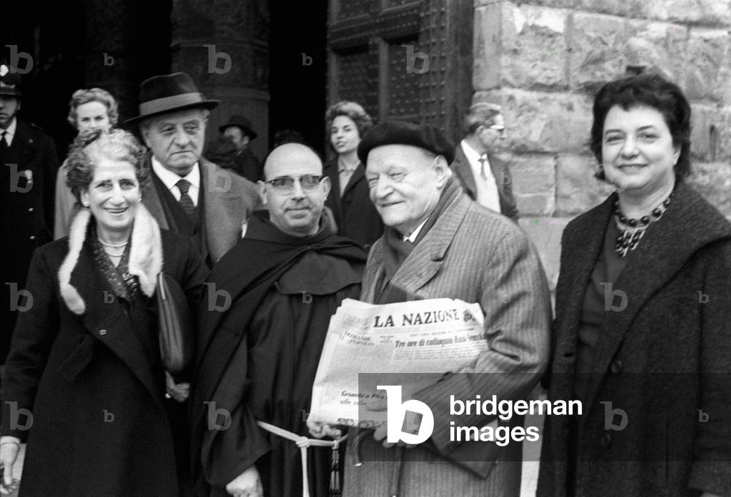 Margherita Guidacci, Giuseppe Ungaretti, his wife and a franciscan friar outiside Palazzo Vecchio in Florence