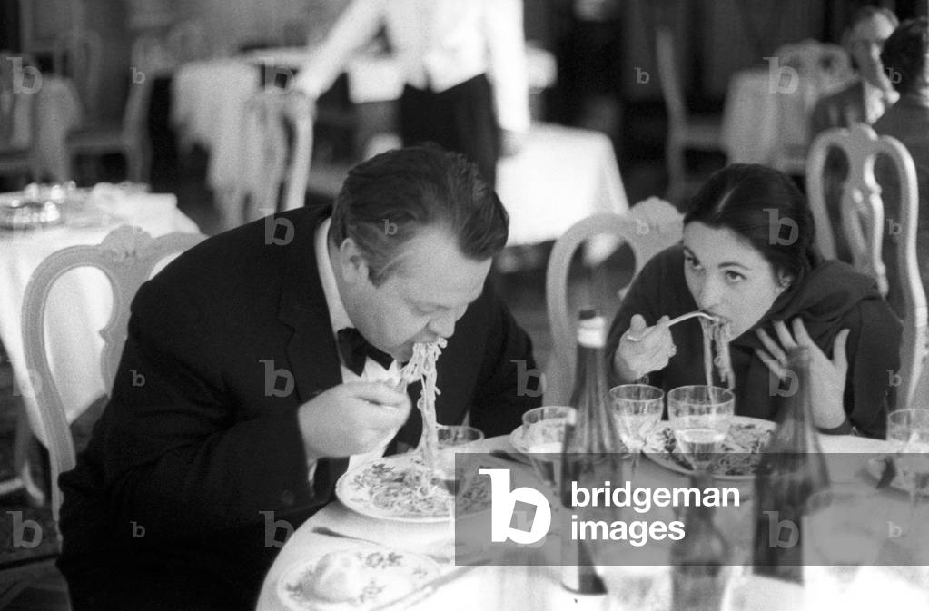 Orson Welles and Paola Mori eat a plate of spaghetti