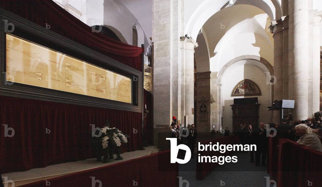Pope Benedict XVI praying in front of the Holy Shroud, Turin, Italy, 2010 (photo)