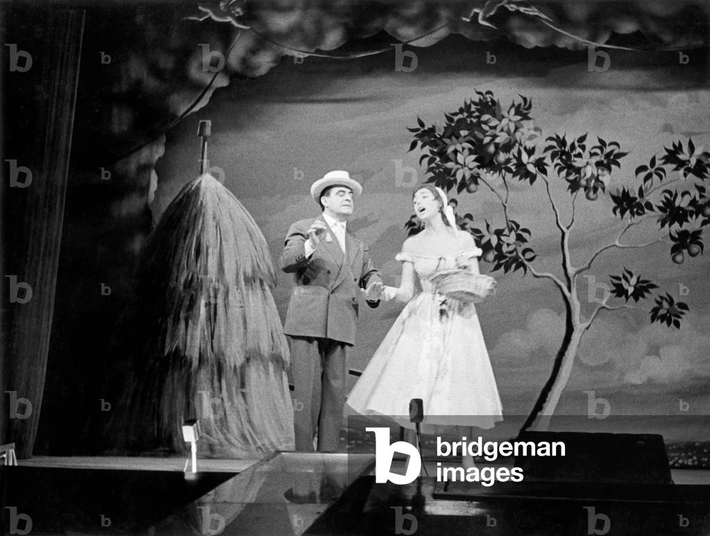 Italian actor Carlo Dapporto and Italian showgirl Delia Scala (Odette Bedogni) in the musical Giove in doppiopetto staged at Teatro lirico of Milan, Milan, October 1954 (b/w photo)
