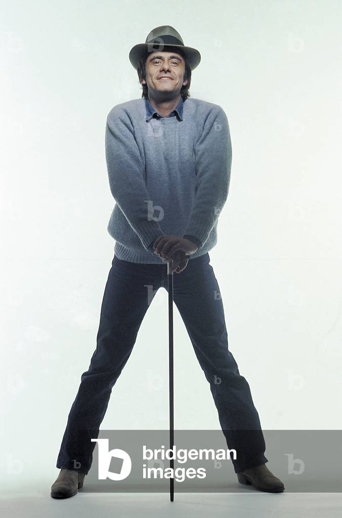 Roberto Vecchioni posing with hat and walking stick