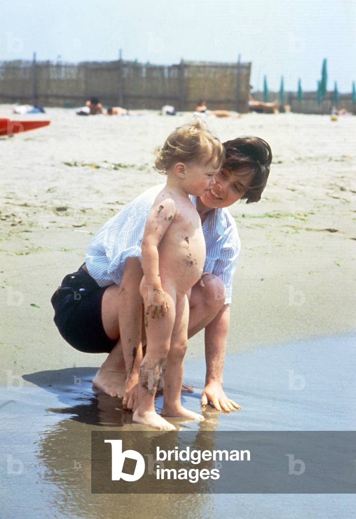 Isabella Rossellini with her daughter Elettra, Italy, 1984 (photo)
